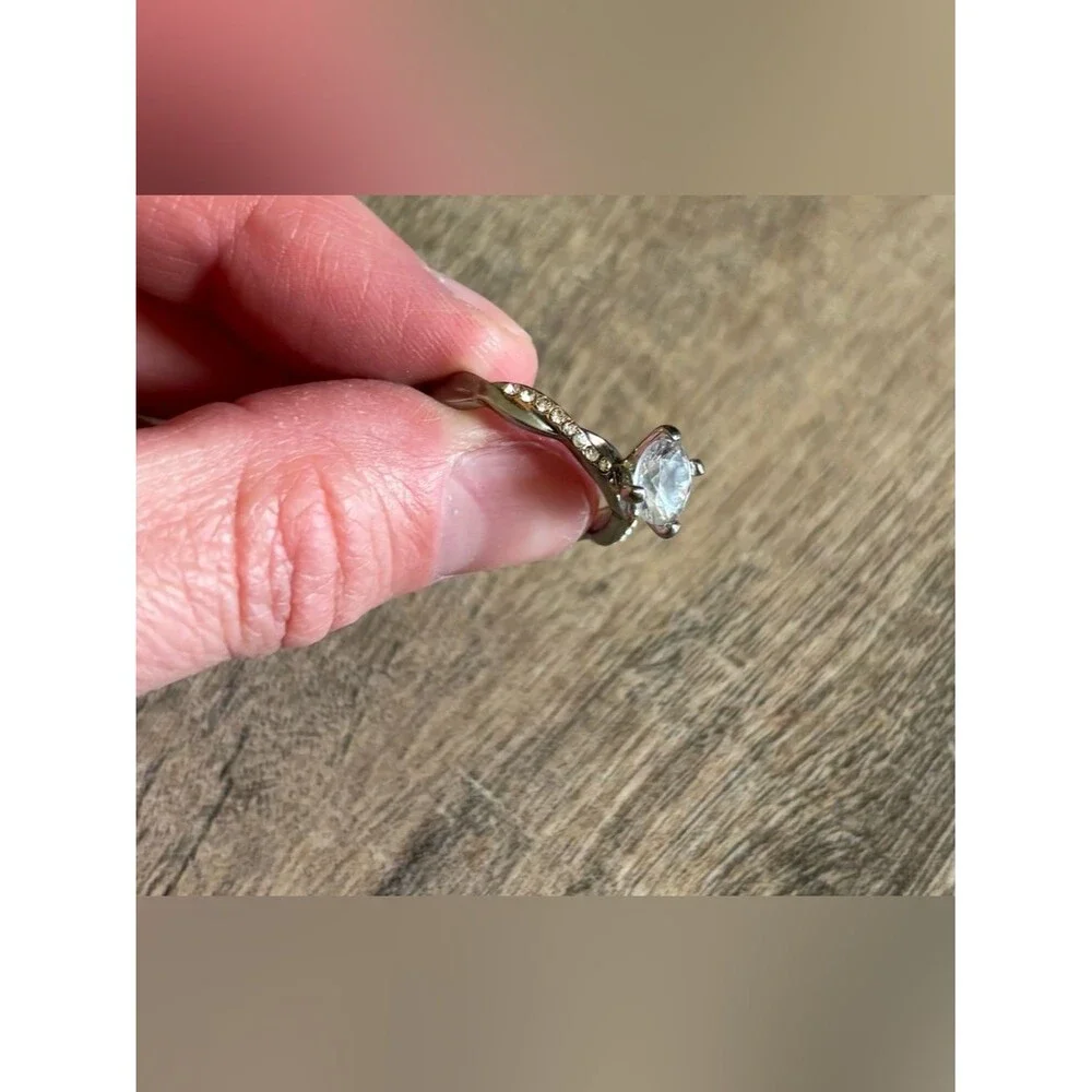 Fashion jewelry women’s size 10 metal and rhinestone twist solitaire ring